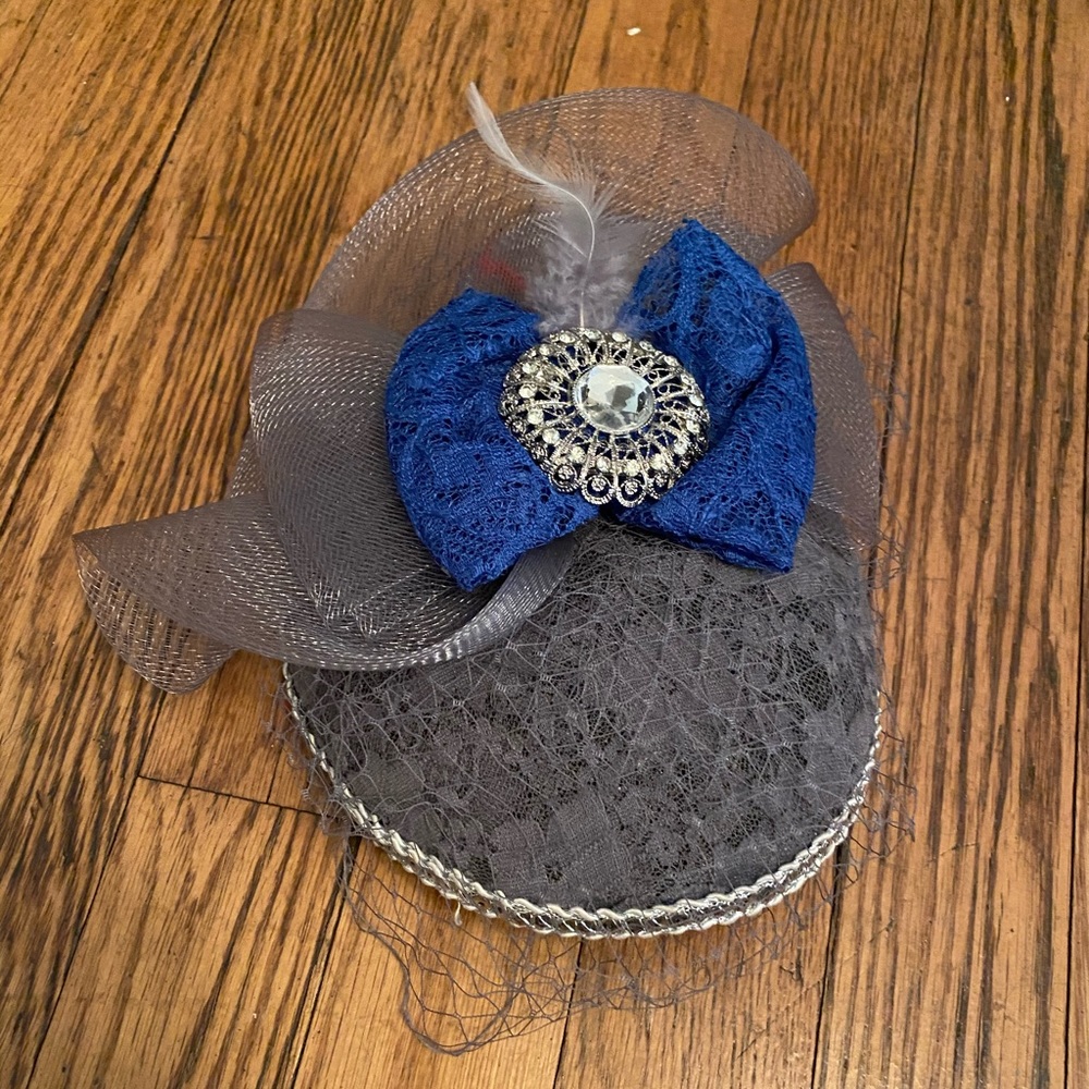 Beautiful grey fascinator with a blue bow.